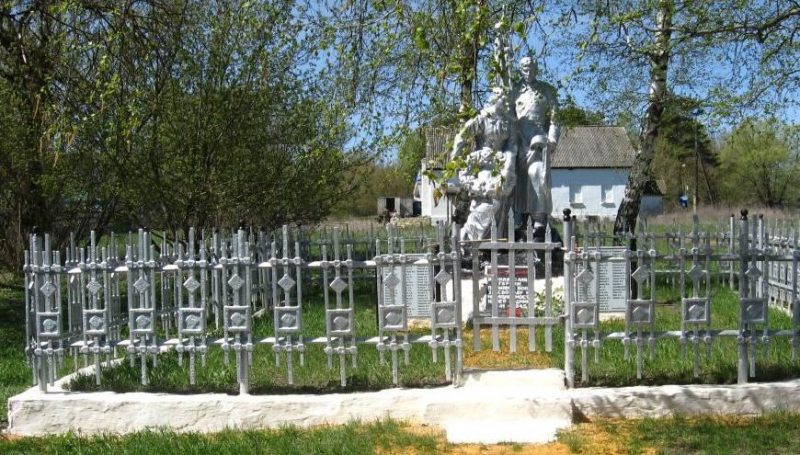 д. Соловьевка Чернского р-на. Памятник, установленный на братской могиле, в которой похоронены советские воины.