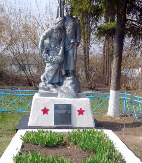 д. Шкилевка Ефремовского р-на. Памятник, установленный на братской могиле советских воинов, погибших в годы войны. 