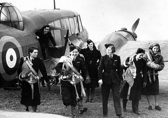 Служащие RCAF после полета. 1941 г. 