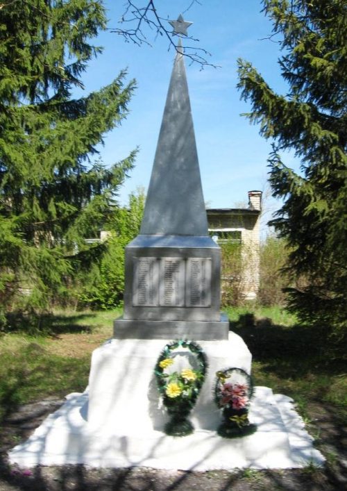д. Соловьевка, Чернского р-на. Обелиск, установленный в 1966 году на братской могиле, в которой похоронены советские воины.