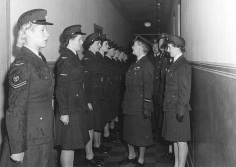 Осмотр служащих RCAF. 1942 г. 
