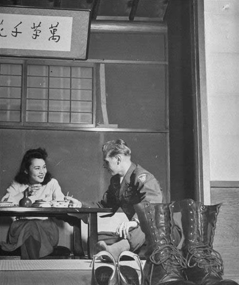 Американские военнослужащие и японские девушки во время оккупации Японии. 1945 г. 