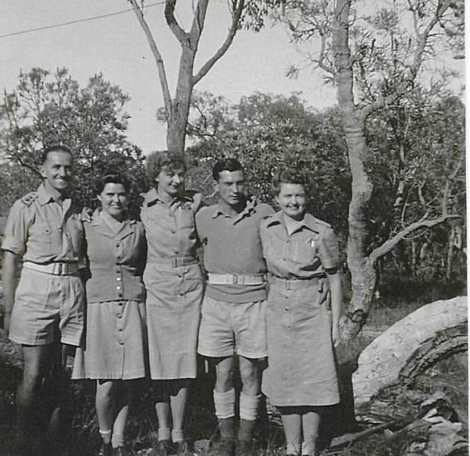 Служащие AWAS с мужчинами военнослужащими. 1944 г. 