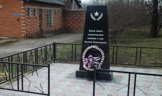 д. Ивановское-1 Плавского р-на. Обелиск, установленный в 2014 году советским воинам, погибшим в годы войны. 