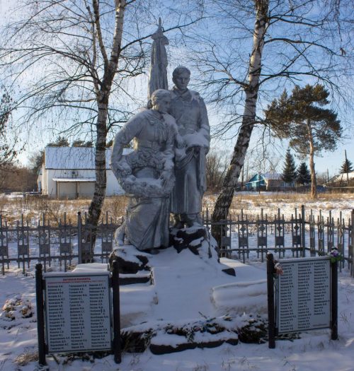 с. Троицкое Чернского р-на. Памятник, установленный на братской могиле, в которой похоронены советские воины.