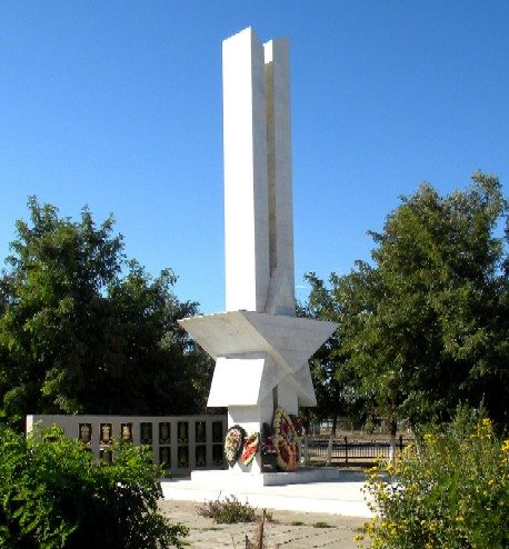 с. Каралат Камызякского р-на. Памятник, открытый в 1973 году, установленный в честь погибших односельчан. 