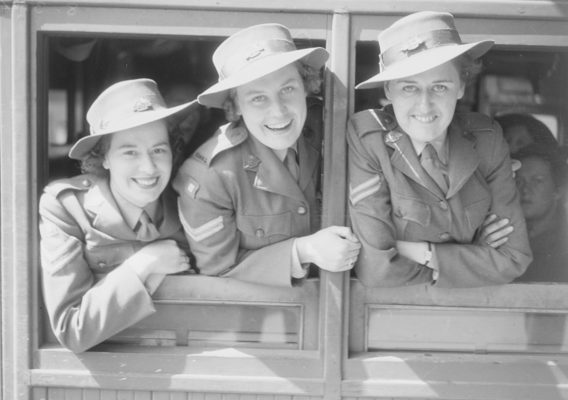 Служащие АВАС отправляются с Мельбурна на фронт. Март 1944 г.