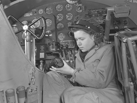 Служащие RCAF проверяют приборы в авиашколе №1 в Джарвисе. Онтарио, 1942 г. 