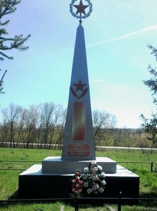 с. Троицкое-Бачурино Чернского р-на. Обелиск, установленный в 1966 году в честь советских воинов, погибших в годы войны.