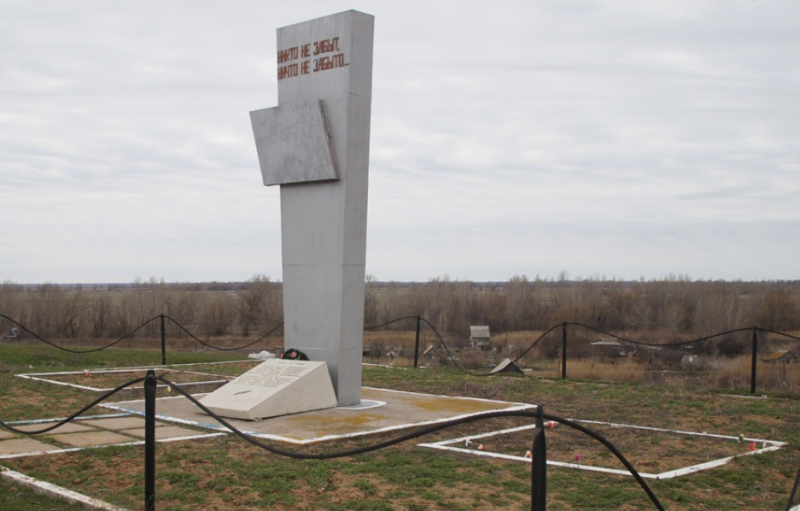 х. Токарев Ахтубинского р-на. Памятник, установленный в 1966 году на братской могиле воинов Сталинградского фронта, умерших от ран в эвакуационном госпитале № 4184.