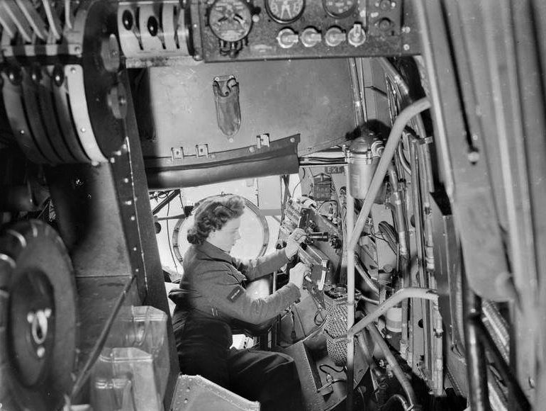 Служащие RCAF проверяют приборы в авиашколе №1 в Джарвисе. Онтарио, 1942 г. 