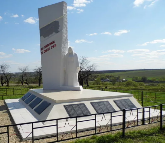 с. Красное Плавского р-на. Памятник, установленный в 1980 году на братской могиле, в которой похоронены советские воины, погибшие в годы войны.
