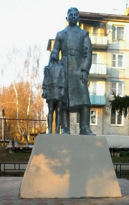 с. Мещерино Плавского р-на. Памятник, установленный на братской могиле, в которой похоронены советские воины, погибшие в годы войны.