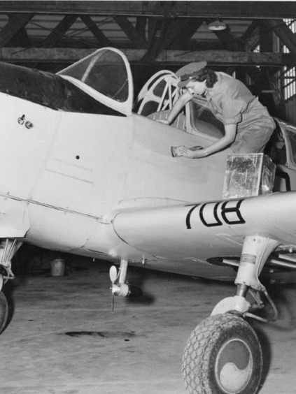 Служащая RCAF во время покраски самолета. 1942 г. 