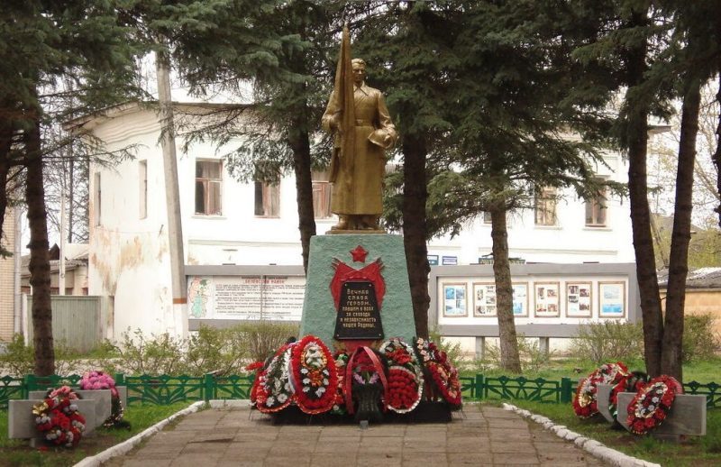 г. Белев. Памятник, установленный на братской могиле в 1957 году, в которой похоронены советские воины.