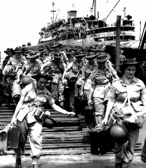 Служащие AWAS высаживается в Лае, Новая Гвинея. Май 1945 г.