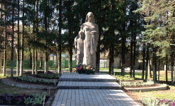 п. Бутиково Заокского р-на. Памятник, установленный на братской могиле советских воинов, погибших в годы войны. 