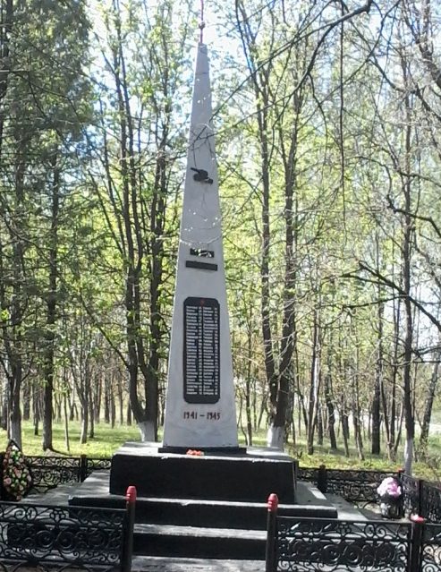с. Тшлыково Чернского р-на. Обелиск, установленный на братской могиле, в которой похоронены советские воины, погибшие в годы войны.