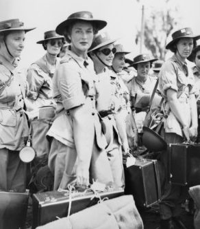 Служащие AWAS высаживается в Лае, Новая Гвинея. Май 1945 г. 