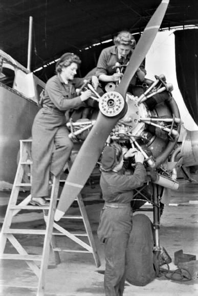 Техническое обслуживание самолетов. 1942 г. 