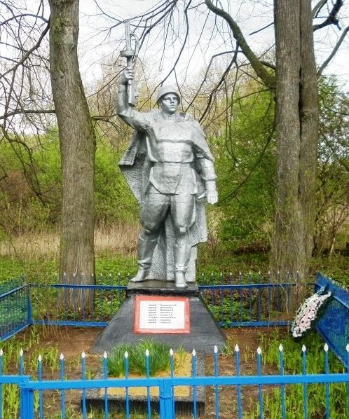  д. Хитрово Чернского р-на. Памятник, установленный на братской могиле, в которой похоронены советские воины. 