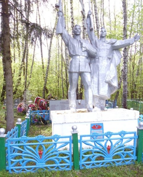 д. Березово Белевского р-на. Памятник, установленный на братской могиле в 1953 году, в которой похоронены советские воины.