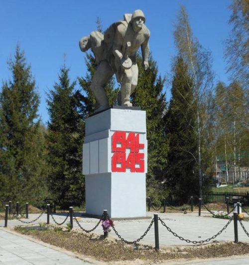 с. Дмитриевское Заокского р-на. Памятник, установленный на братской могиле, в которой похоронено 102 советских воина, погибших в годы войны.