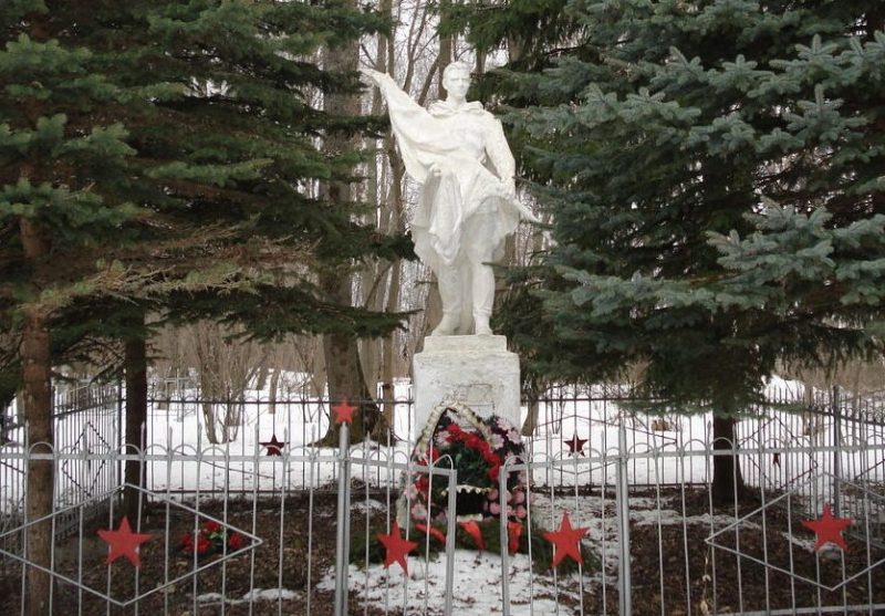 д. Богданово Белевского р-на. Памятник в школьном саду, установленный на братской могиле в 1956 году, в которой похоронены советские воины.