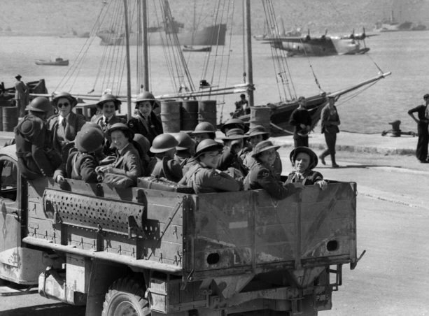 Медсестры AAMWS прибывают на Крит. 1940 г. 