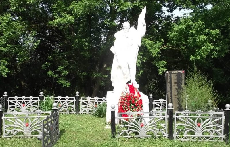 д. Болото Белевского р-на. Памятник, установленный на братской могиле в 1958 году, в которой похоронены советские воины.