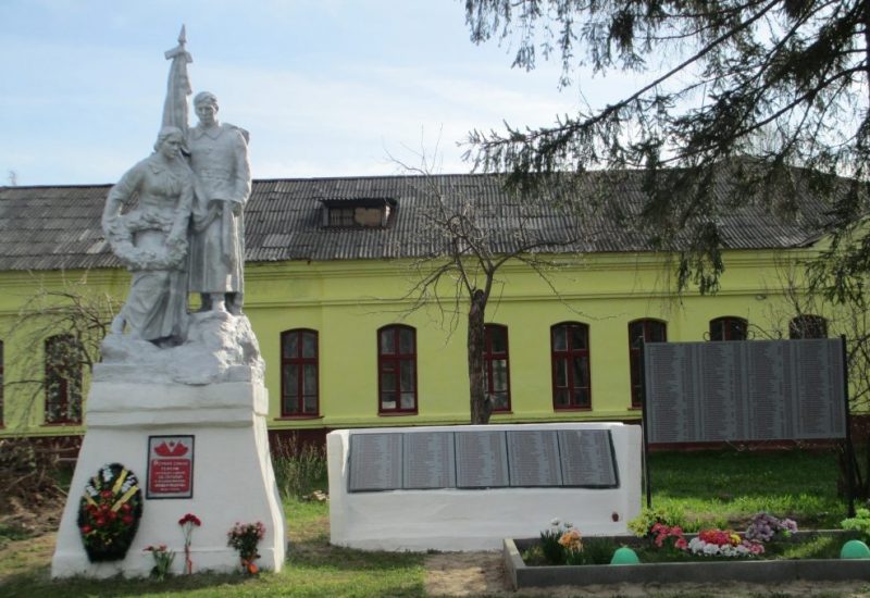 д. Будоговищи Белевского р-на. Памятник у школы, установленный на братской могиле в 1954 году, в которой похоронены советские воины.