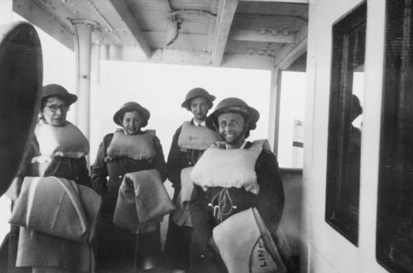 Медсестры AAMWS на борту британского госпиталя корабля Дорсетшир на пути в Тобрук. Март 1941 г. 