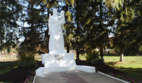 п. Маяк Заокского р-на. Памятник погибшим землякам, установленный на улице Зеленой.