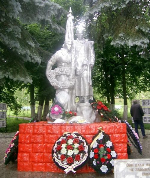 п. Чернь. Памятник советским воинам.