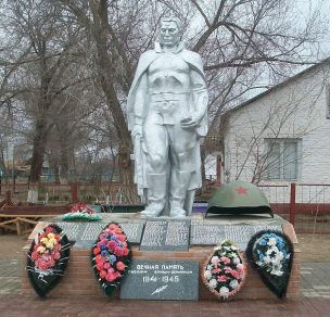 с. Тузуклей Камызякского р-на. Памятник в парке Победы, установленный в 1975 году в честь погибших земляков. 