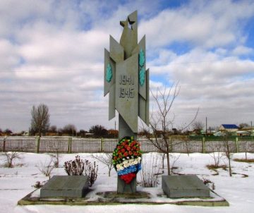 с. Чапаево Камызякского р-на. Обелиск, установленный в 1995 году в память о жителях села, погибших в годы войны.