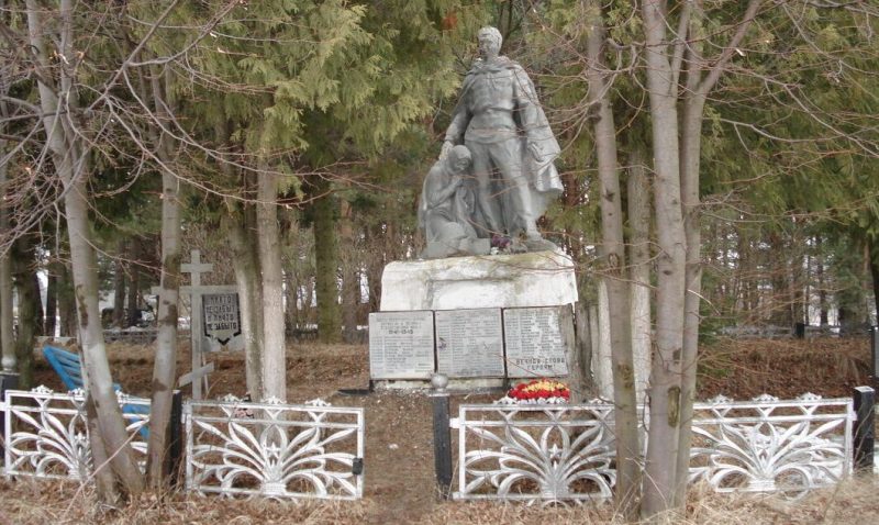 д. Горбуново Белевского р-на. Памятник, установленный на братской могиле в 1959 году, в которой похоронены советские воины.