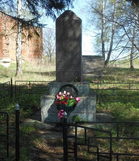 с. Острецово Заокского р-на. Памятник, установленный на братской могиле, в которой похоронены советские воины, погибшие в годы войны. 