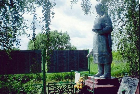  д. Долбино Белевского р-на. Памятник, установленный на братской могиле в 1969 году, в которой похоронены советские воины. 