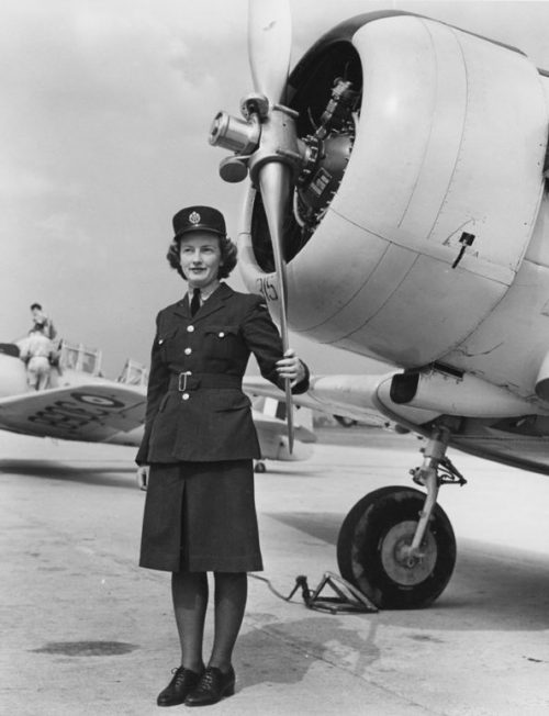 Служащая RCAF на аэродроме. 1943 г.