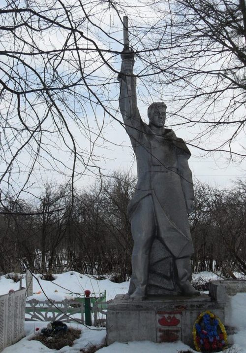 д. Железница Белевского р-на. Памятник, установленный на братской могиле в 1969 году, в которой похоронены советские воины.
