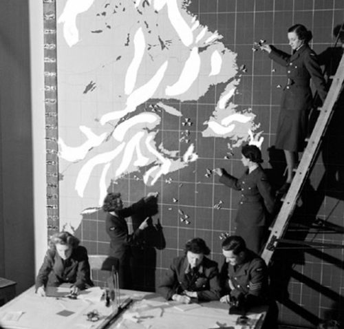Сотрудницы RCAF составляют оперативную карту. Январь 1943 г.