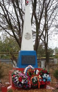 с. Зеленга Володарского р-на. Обелиск по улице Гагарина, установленный в честь погибших земляков в годы войны. 