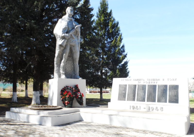 д. Русятино Заокского р-на. Памятник землякам, погибшим в годы войны установленный по улице Болотова.