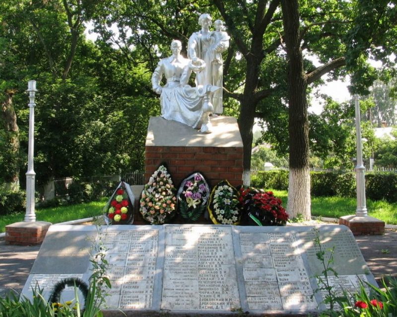 г. Плавск. Памятник, установленный в 1965 году на братской могиле, в которой похоронено 160 советских воинов, погибших в годы войны.