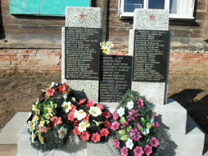 п. Камардан Володарского р-на. Памятник по улице Гагарина, установленный в 2005 году, установленный в честь погибших воинов в годы войны.