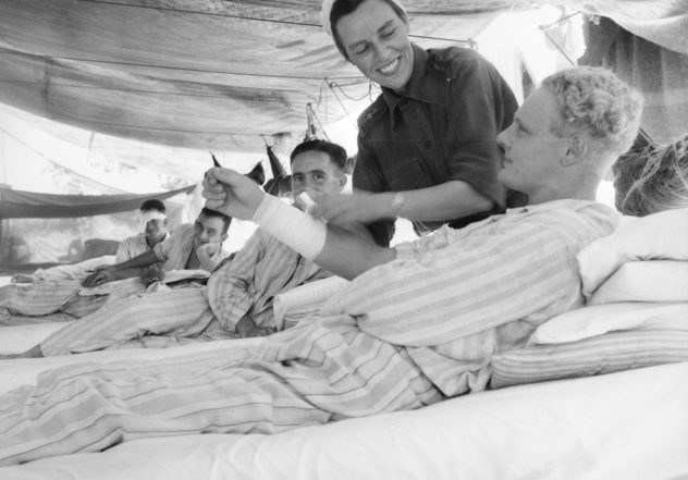 Медсестра из AAMWS перевязывает рану. Март 1944 г. 
