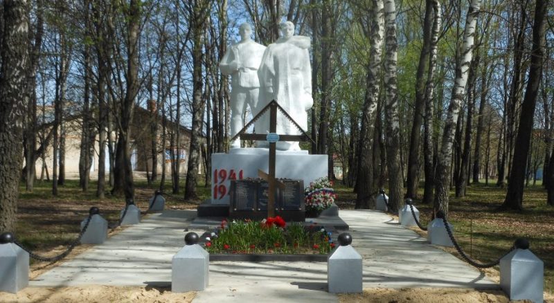 с. Симоново Заокского р-на. Памятник, установленный в 1970 году на братской могиле, в которой похоронено 49 неизвестных советских воинов, погибших в годы войны.