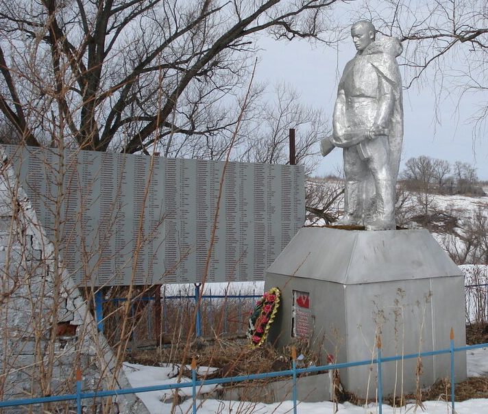 д. Зайцево Белевского р-на. Памятник, установленный на братской могиле в 1957 году, в которой похоронены советские воины. 