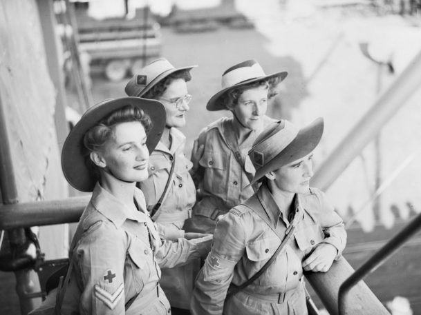 Члены AAMWS прибывают в Гвинею. Июнь 1944 г. 